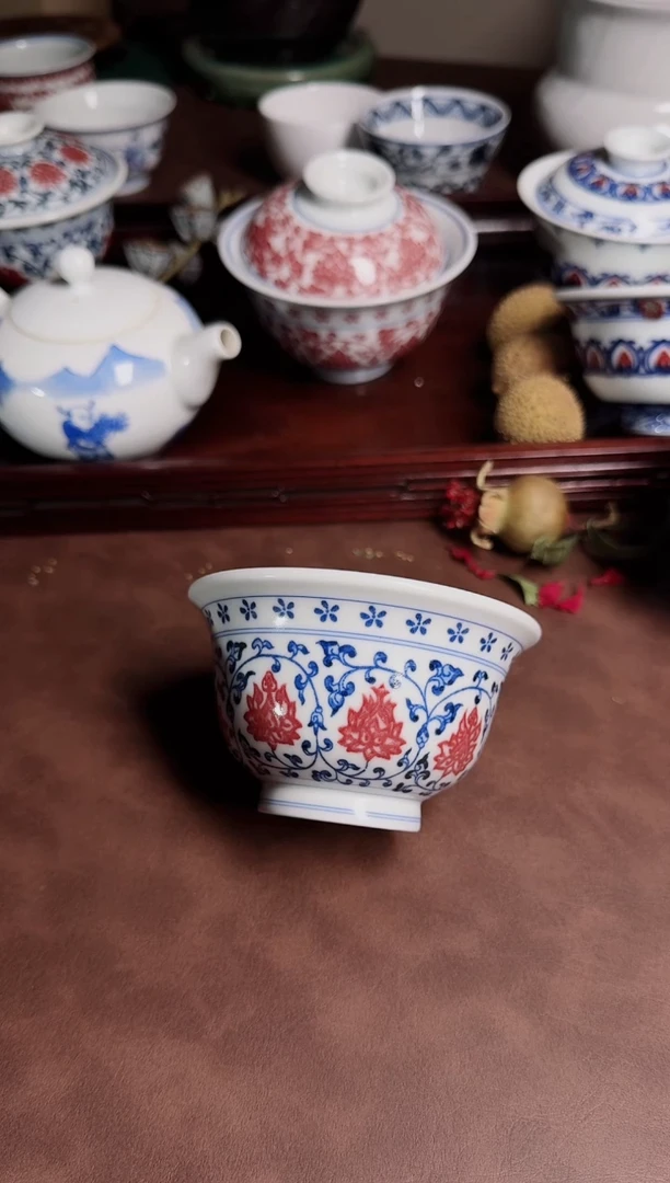 缠枝莲青花釉里红压手杯