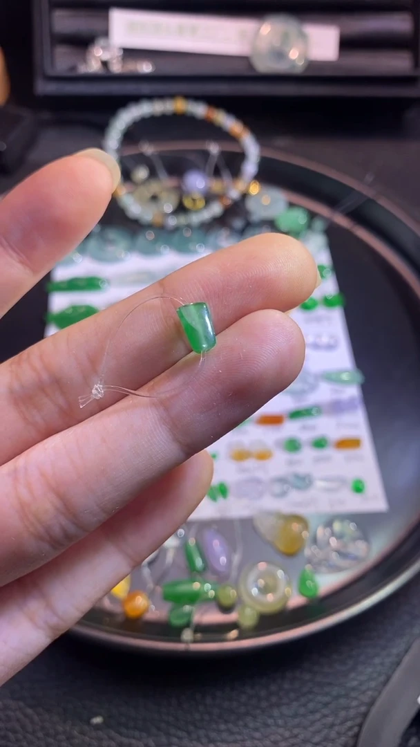 翡翠挂件未镶嵌珠子