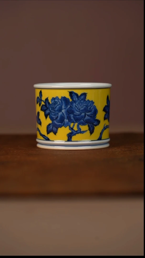 又见春风青花黄地玫瑰花直筒杯