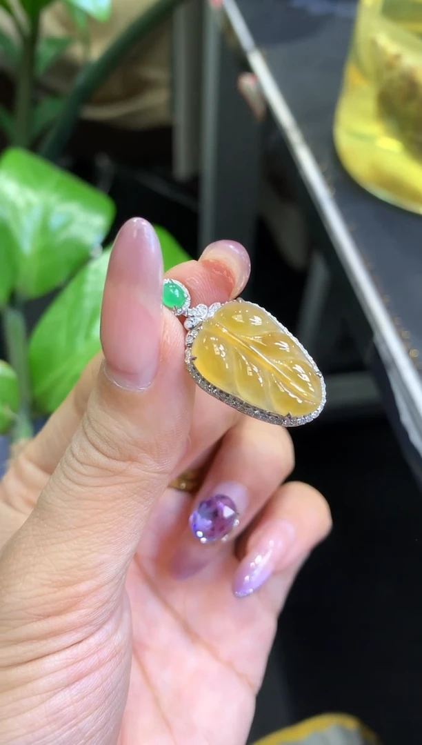 18K金镶嵌挂件翡翠叶子