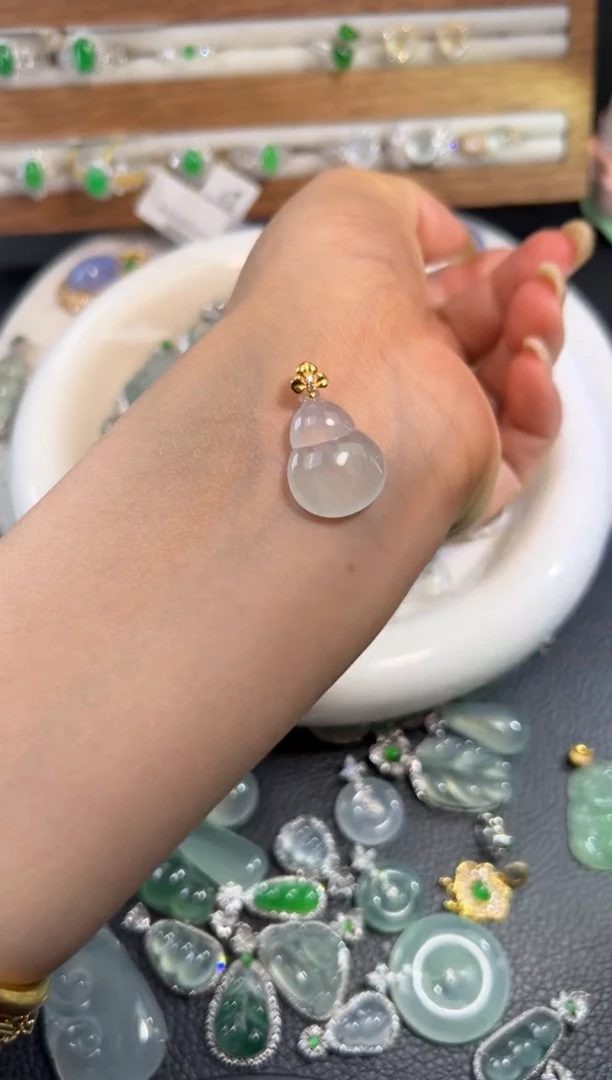 颈饰18K金镶嵌翡翠源头直播间