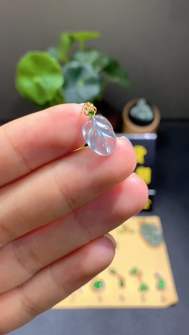 颈饰18K金镶嵌翡翠翡翠A货