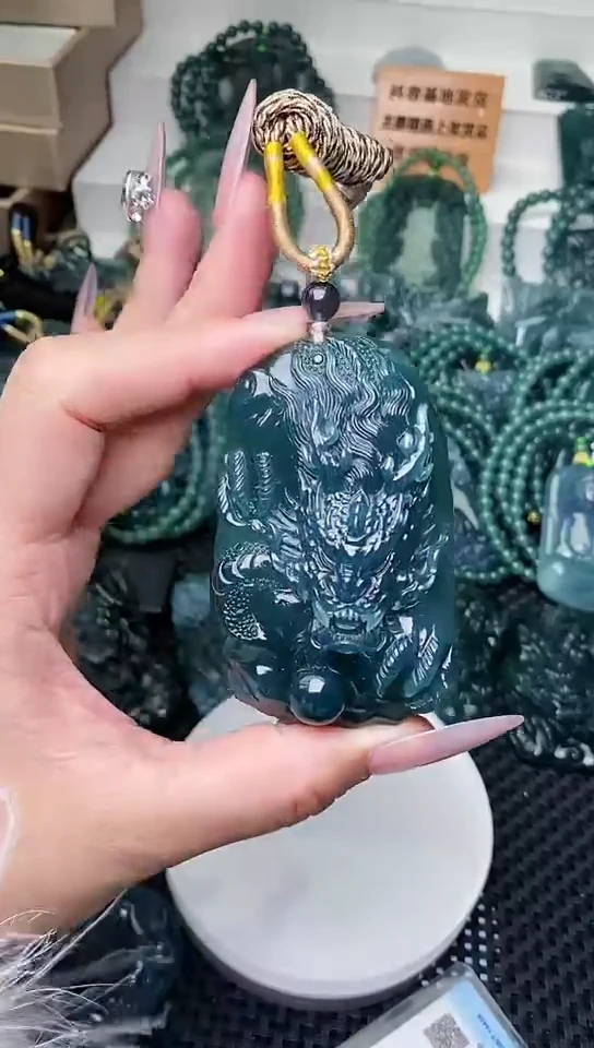 颈饰未镶嵌翡翠