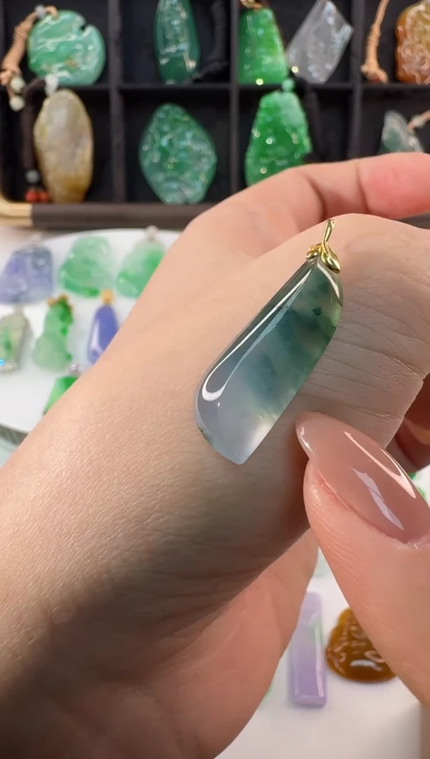 颈饰18K金镶嵌翡翠缅甸A货翡翠