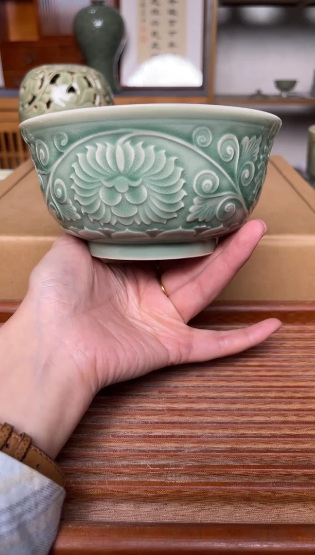 瓷器青瓷5.5寸牡丹碗1个   微瑕