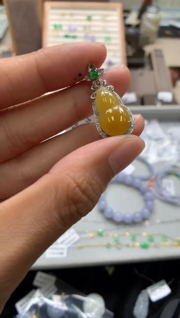 颈饰18K金镶嵌翡翠葫芦