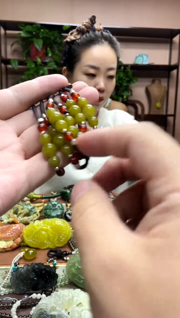 未镶嵌岫玉颈饰多样性发货发其中之一