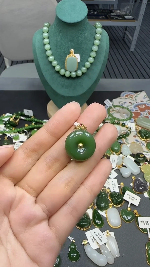 18K金镶嵌和田玉挂件1
