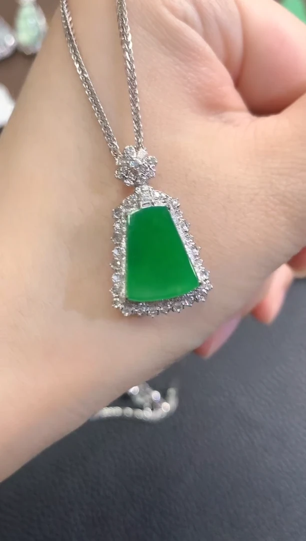 吊坠(不含链)18K金镶嵌翡翠春日珠宝 B86