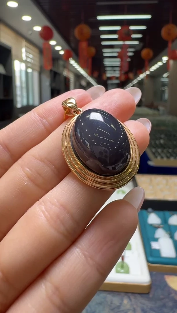 颈饰18K金镶嵌和田玉浓烟紫鸽子蛋吊坠/配银链