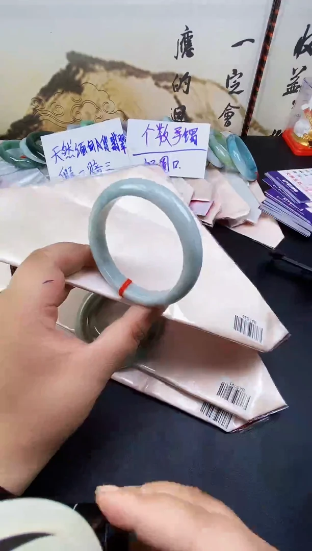 翡翠手镯未镶嵌翡翠手镯