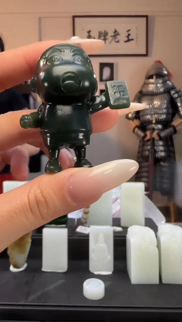 颈饰未镶嵌和田玉青玉摆件