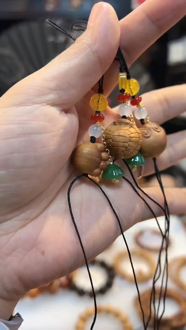 崖柏黑油挂绳挂饰浮力三选一
