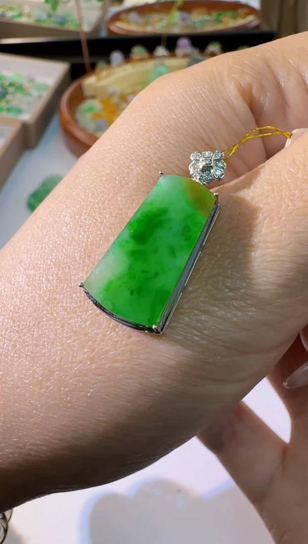 【闪购商品】翡翠颈饰18K金镶嵌缅甸翡翠A货挂件