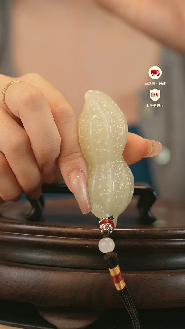 云南石竹叶青雕刻：握福花生手把件