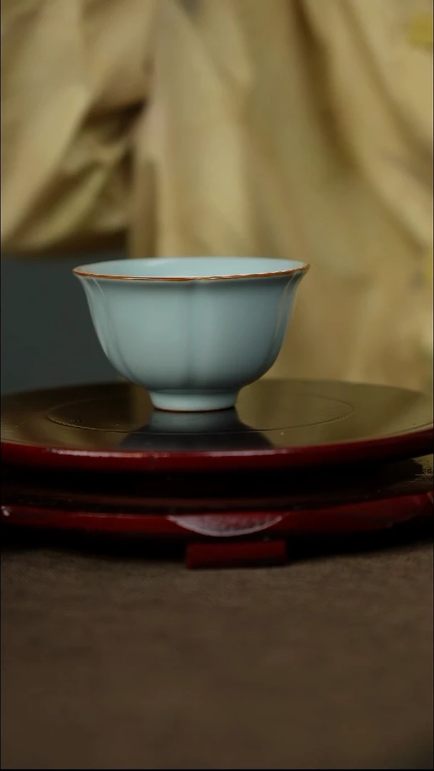 微微瑕 花口杯