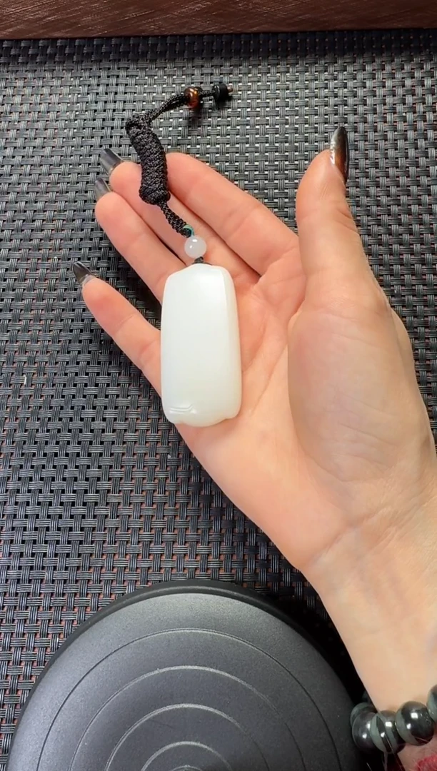 吊坠(赠链)未镶嵌和田玉且末无事牌