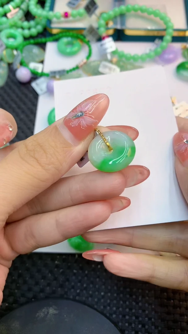 颈饰18K金镶嵌翡翠1