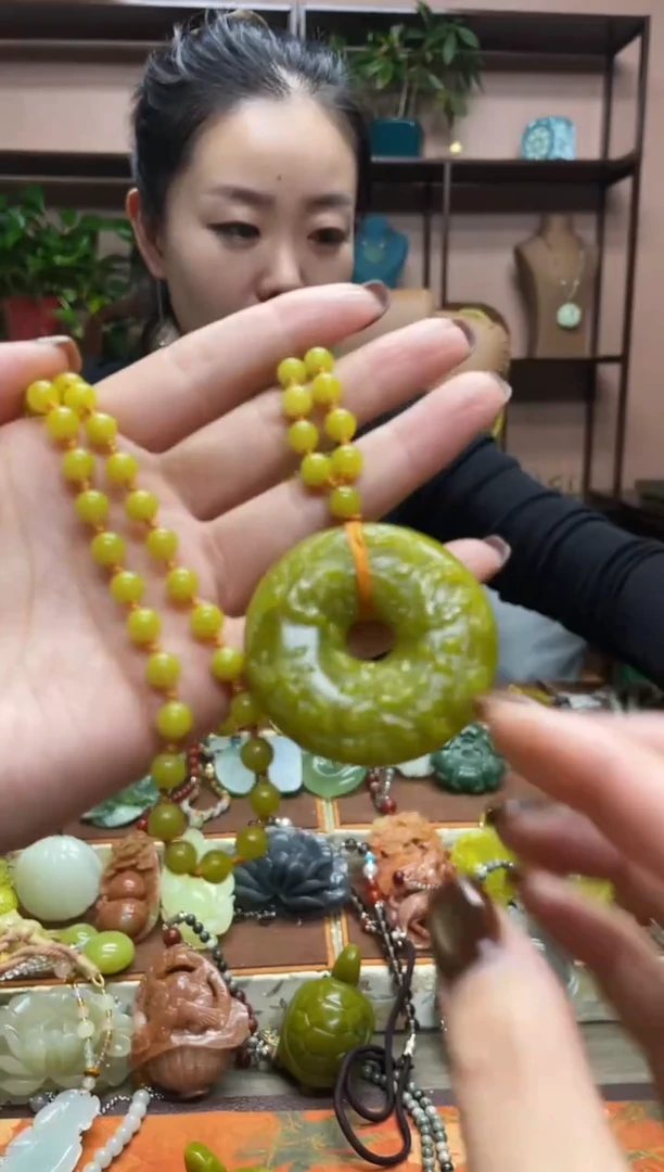 未镶嵌岫玉颈饰·