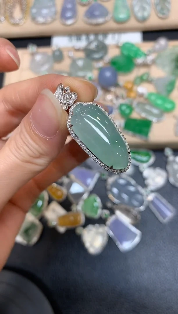 【闪购商品】翡翠颈饰18K金镶嵌福瓜【无服务费