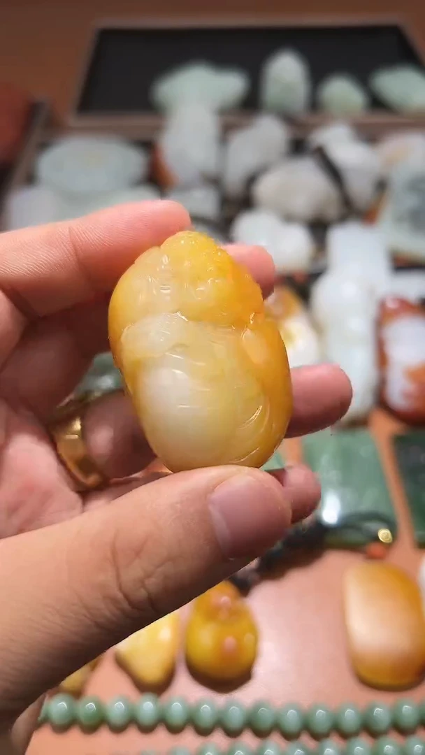 未镶嵌和田玉把件反**。和田玉