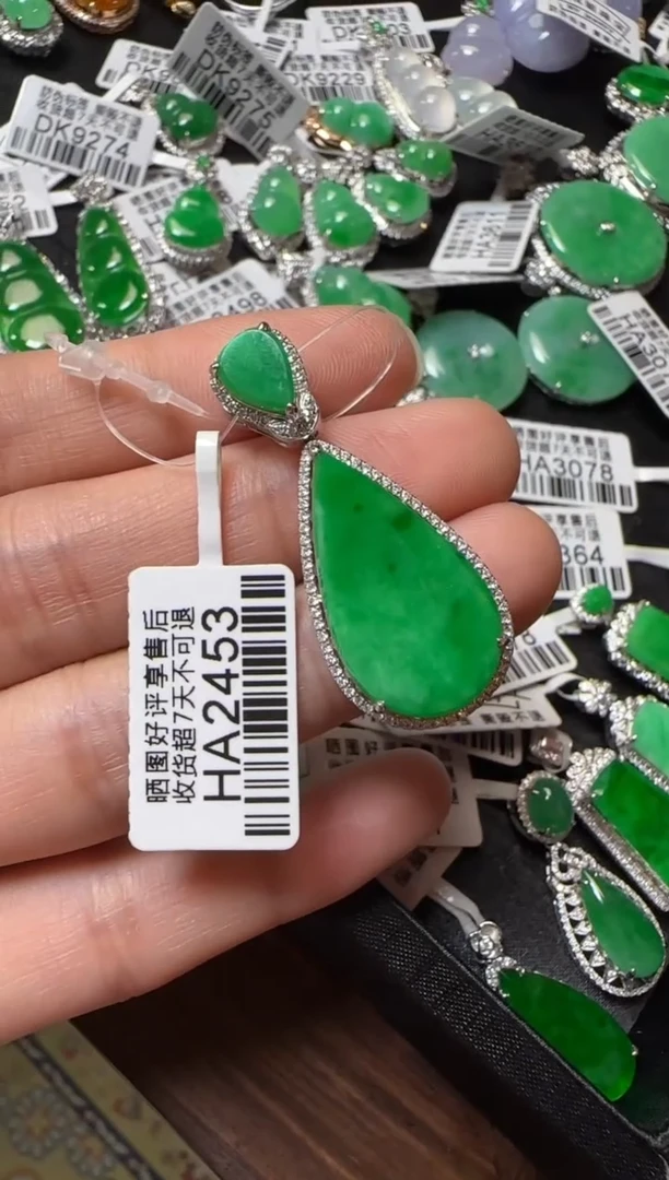 颈饰18K金镶嵌翡翠HA2453冰绿滴水