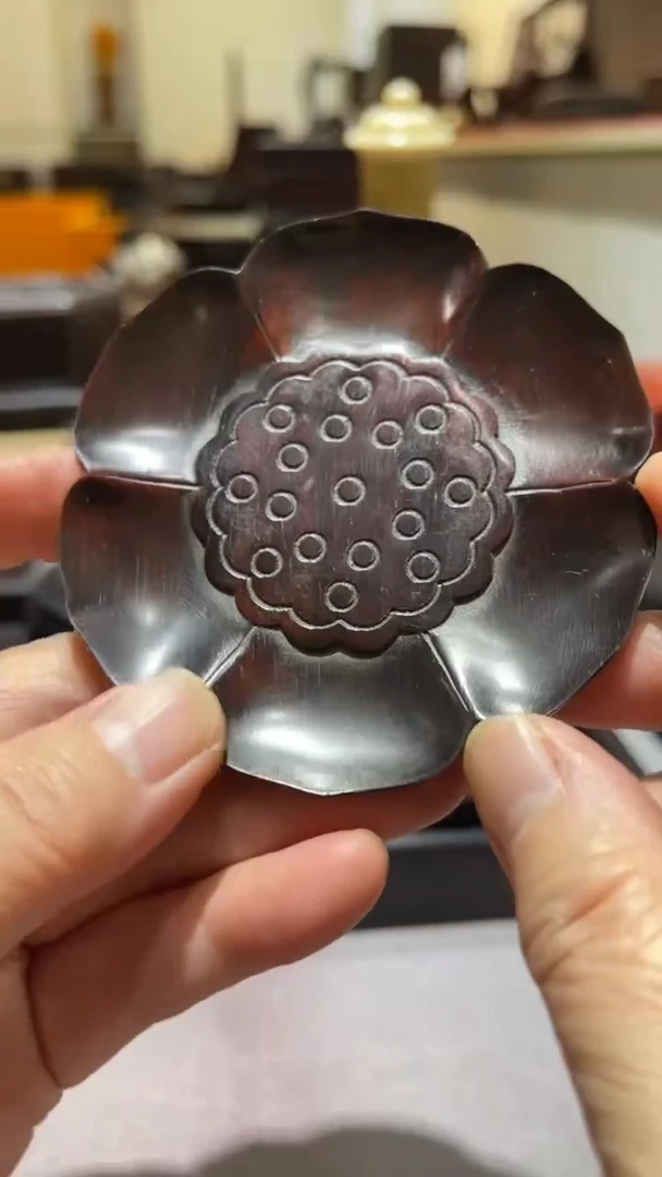 红酸枝木类精品木雕精工细作