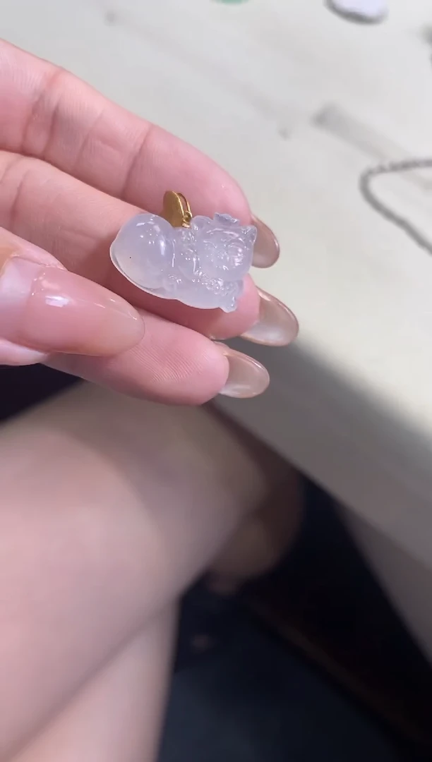 翡翠18K金镶嵌吊坠(不含链)猫猫