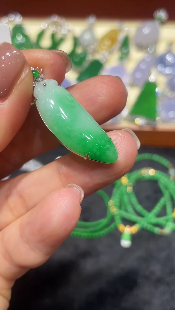 【闪购商品】翡翠吊坠(不含链)18K金镶嵌翡翠