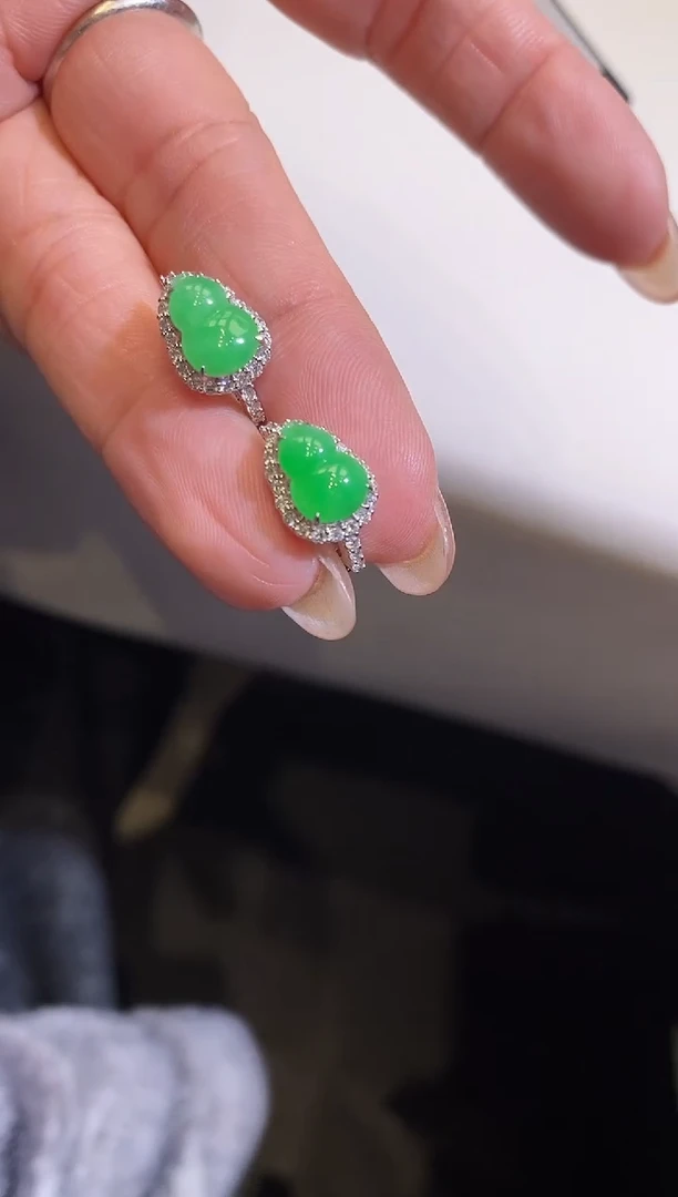 18K金镶嵌翡翠耳饰耳包