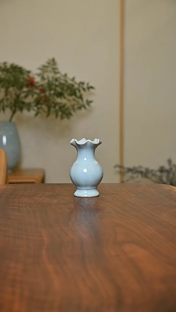 天青釉 小荷叶口瓶 微瑕 朱家汝窑款 9cm