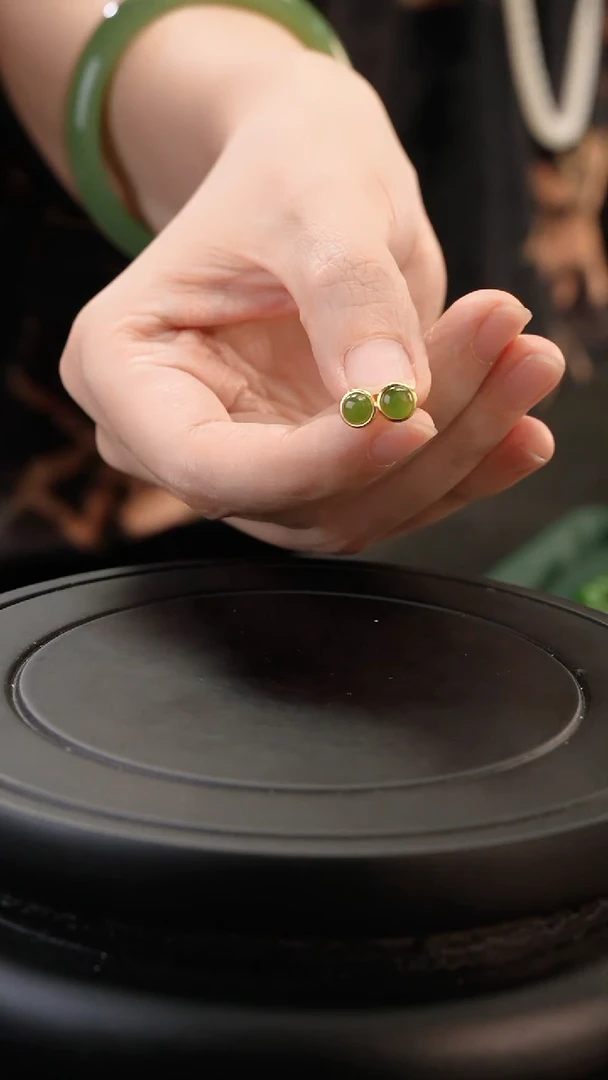 未镶嵌和田玉耳钉碧玉-阳绿圆款耳钉-精致款