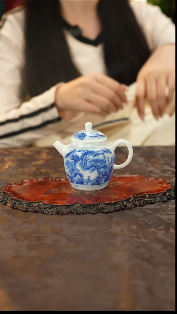 青花手绘山水茶壶