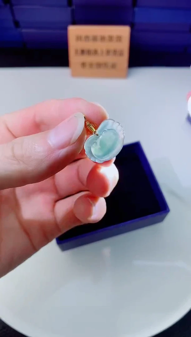 翡翠未镶嵌颈饰   `