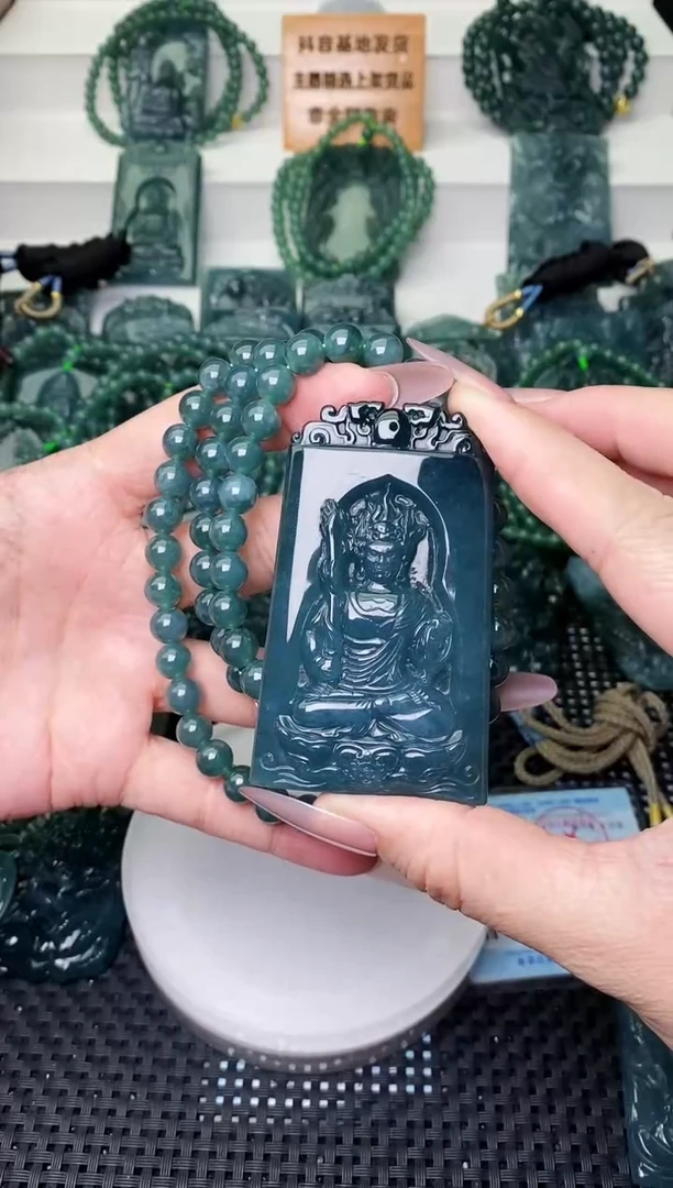 颈饰未镶嵌翡翠