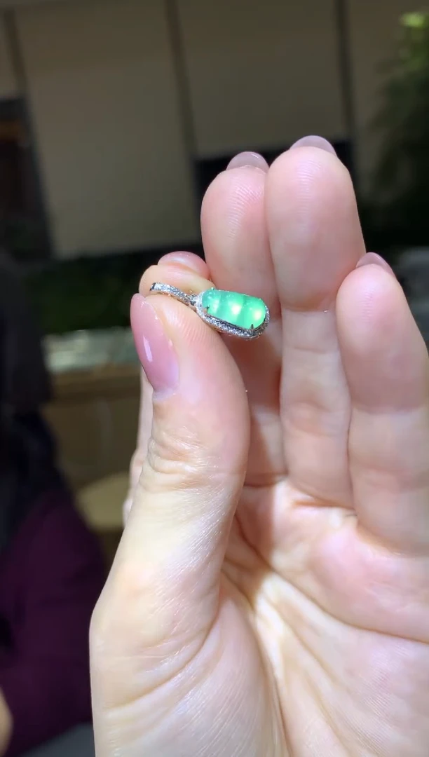 颈饰18K金镶嵌翡翠|不退不换