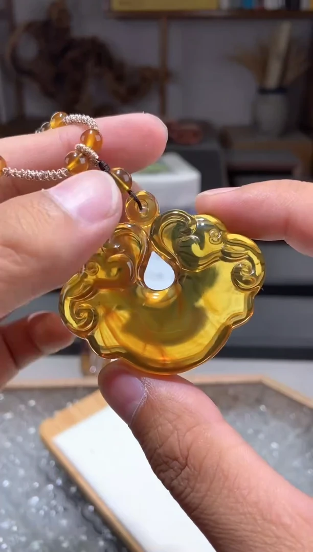 琥珀颈饰未镶嵌如意