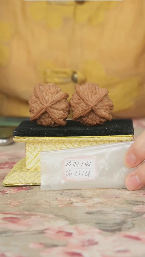 文玩核桃把件红狮子头四棱