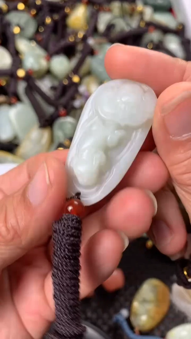 【闪购商品】和田玉颈饰未镶嵌多样性发货没有证书.拍一发一，有瑕