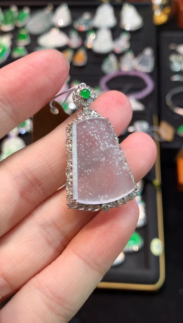 吊坠(赠链)18K金镶嵌翡翠玻璃种木纳雪花棉无事牌吊坠