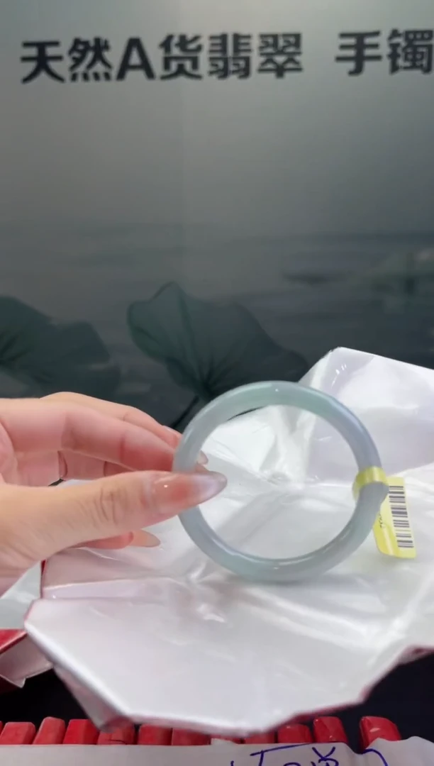 翡翠手镯未镶嵌翡翠手镯