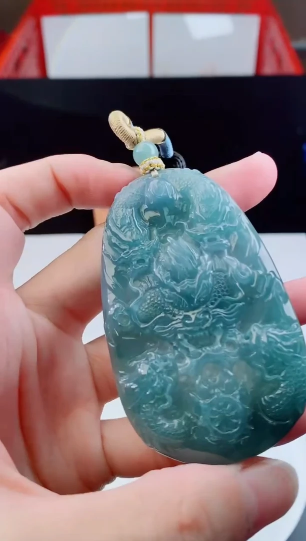 颈饰未镶嵌翡翠   `