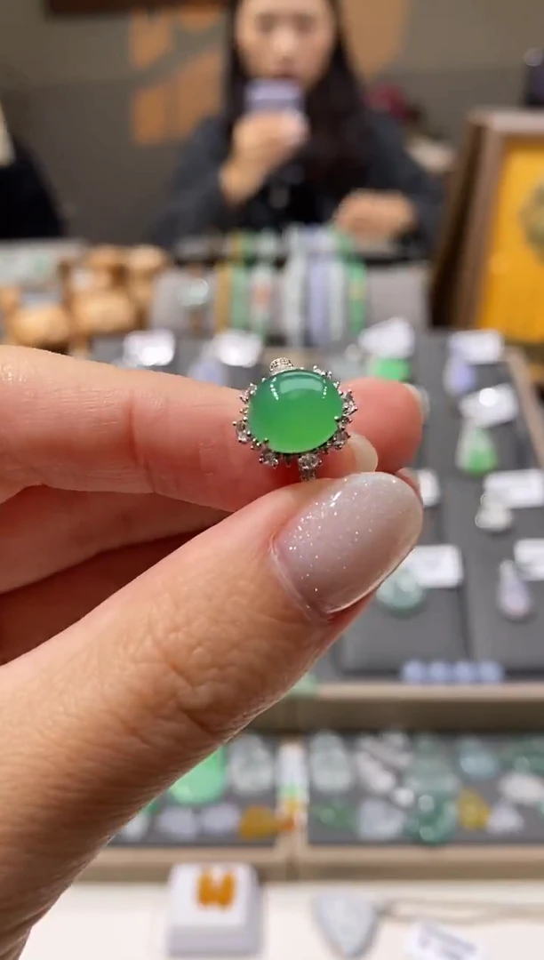 18K金镶嵌戒指翡翠戒指