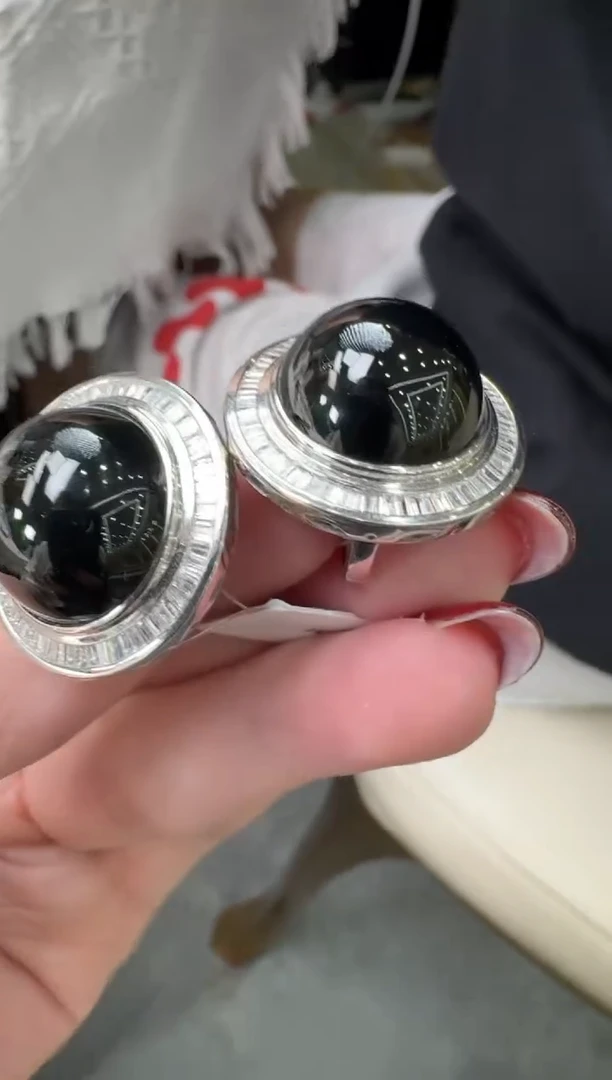 18K金镶嵌翡翠耳饰墨翠耳钉一对