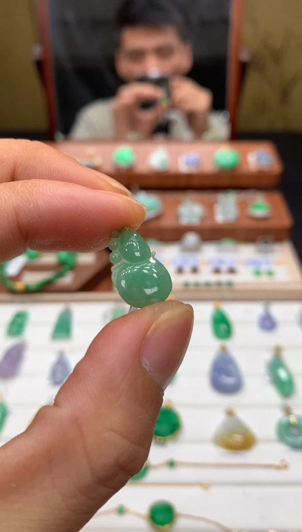 吊坠(不含链)18K金镶嵌翡翠葫芦