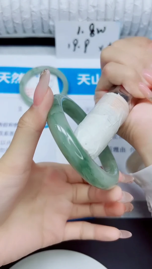 石英质玉手镯未镶嵌250/63-64