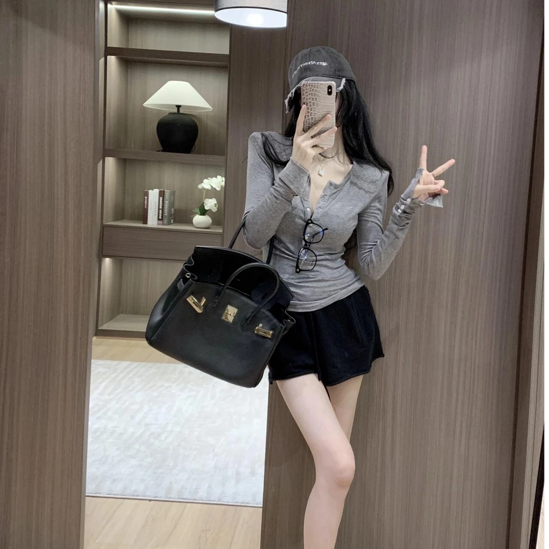 辣妹灰色套装排扣长袖T恤女秋季显瘦上衣+气质高腰显瘦黑色短裤子