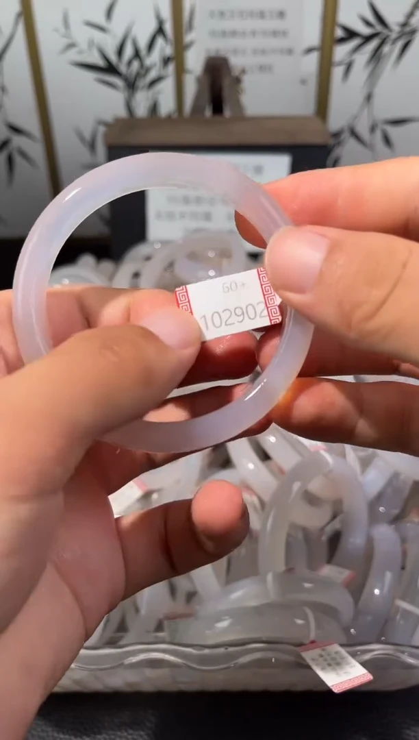 玛瑙/玉髓手镯未镶嵌102902微瑕