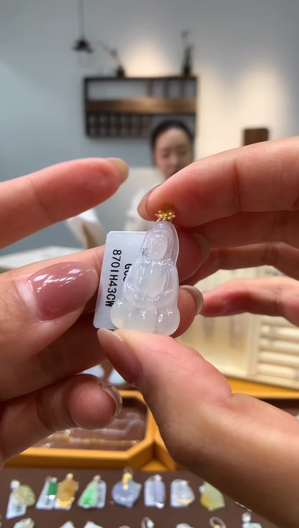 颈饰18K金镶嵌翡翠观音