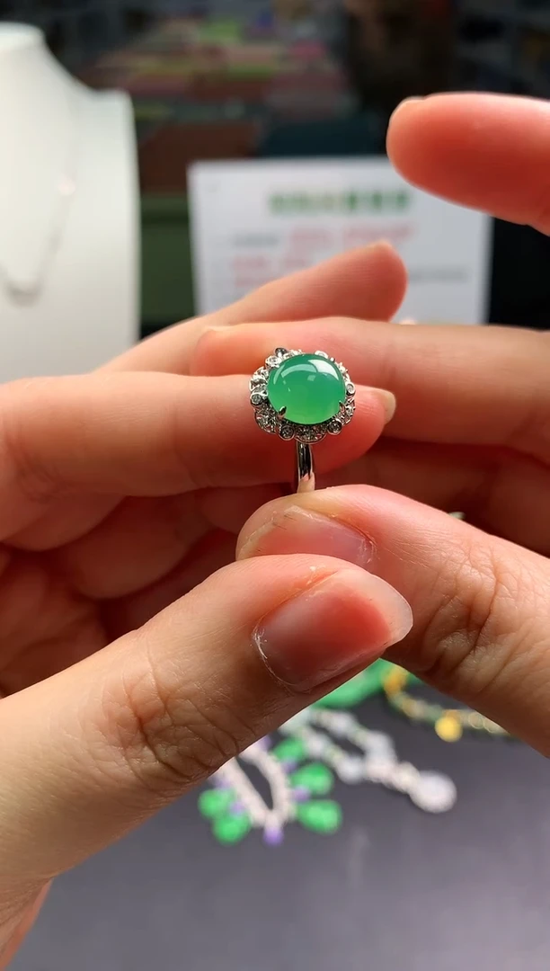 【闪购商品】翡翠吊坠(不含链)18K金镶嵌翡翠蛋面戒指